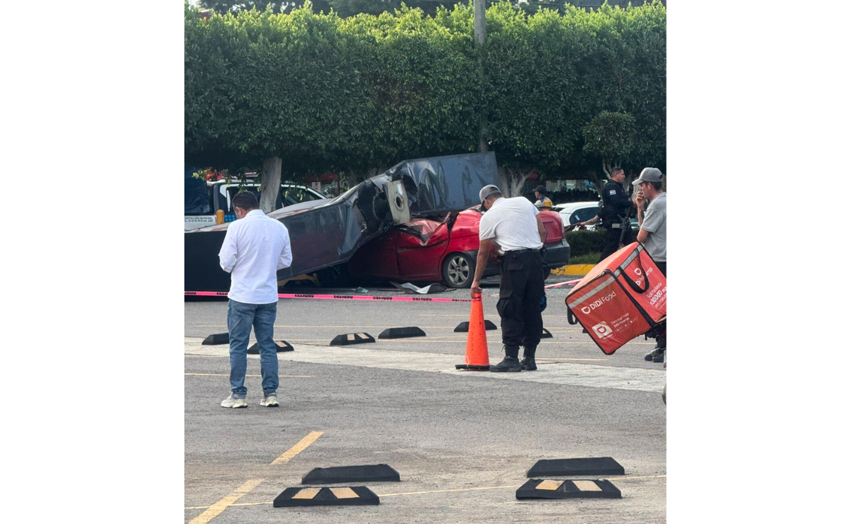 Un espectacular de la empresa AutoZone colapsó en Coacalco y cayó sobre un vehículo estacionado en la avenida José López Portillo Foto: Especial