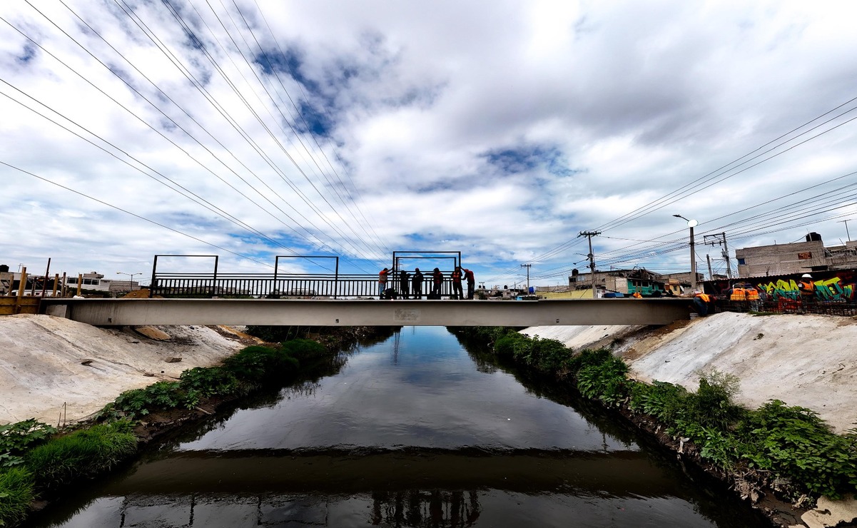 Se están instalando los barandales y los accesos de cada extremo para el nuevo puente peatonal. Foto: Especial.