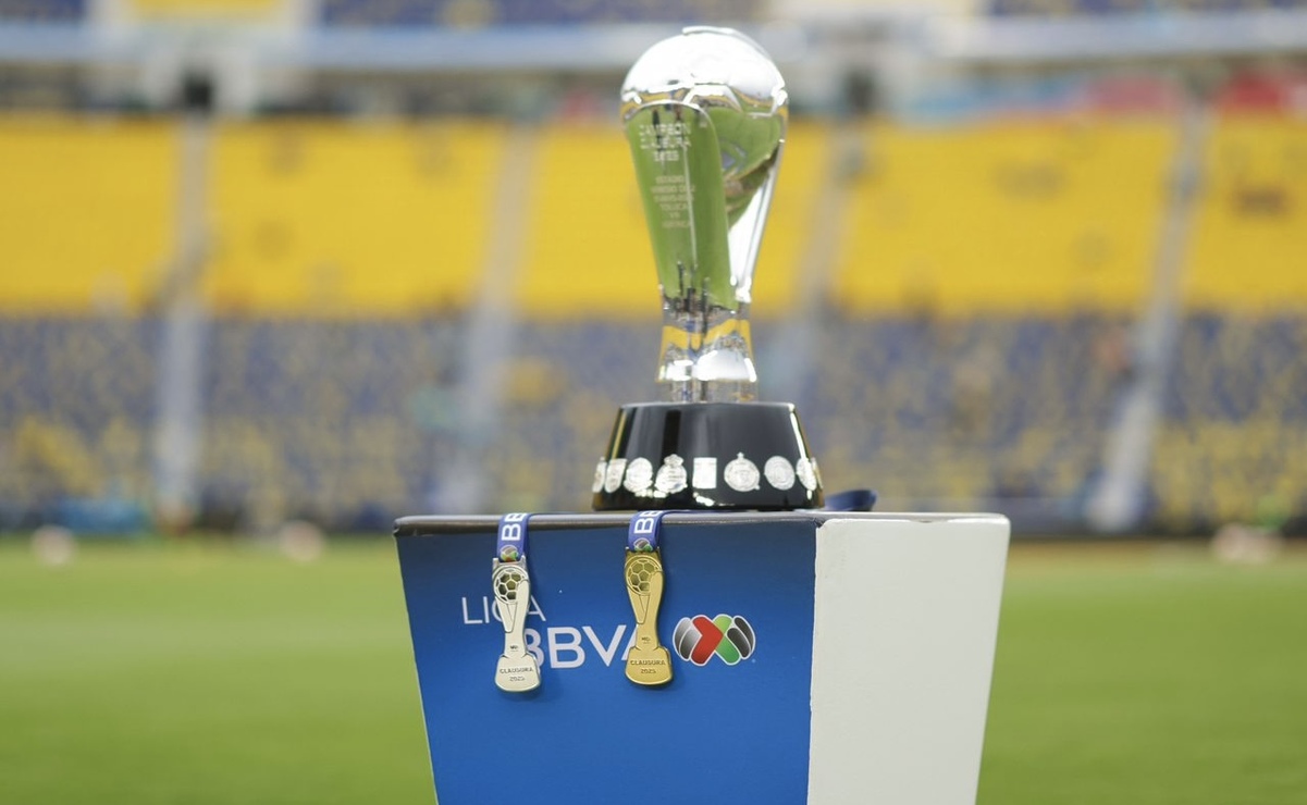 Artesanos de Teotihuacán tallan en obsidiana la base del trofeo de la Liga MX