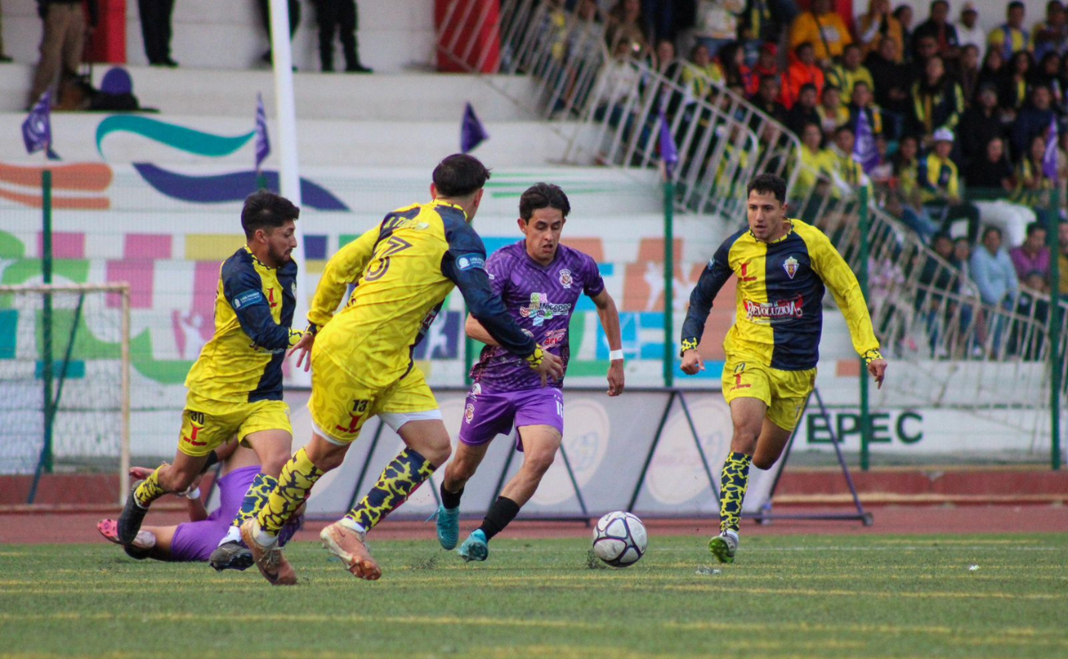 Acción del partido entre Artesanos de Metepec y Real Zamora en la Unidad Deportiva Martín Alarcón Hisojo / Foto: Alejandra Santillán