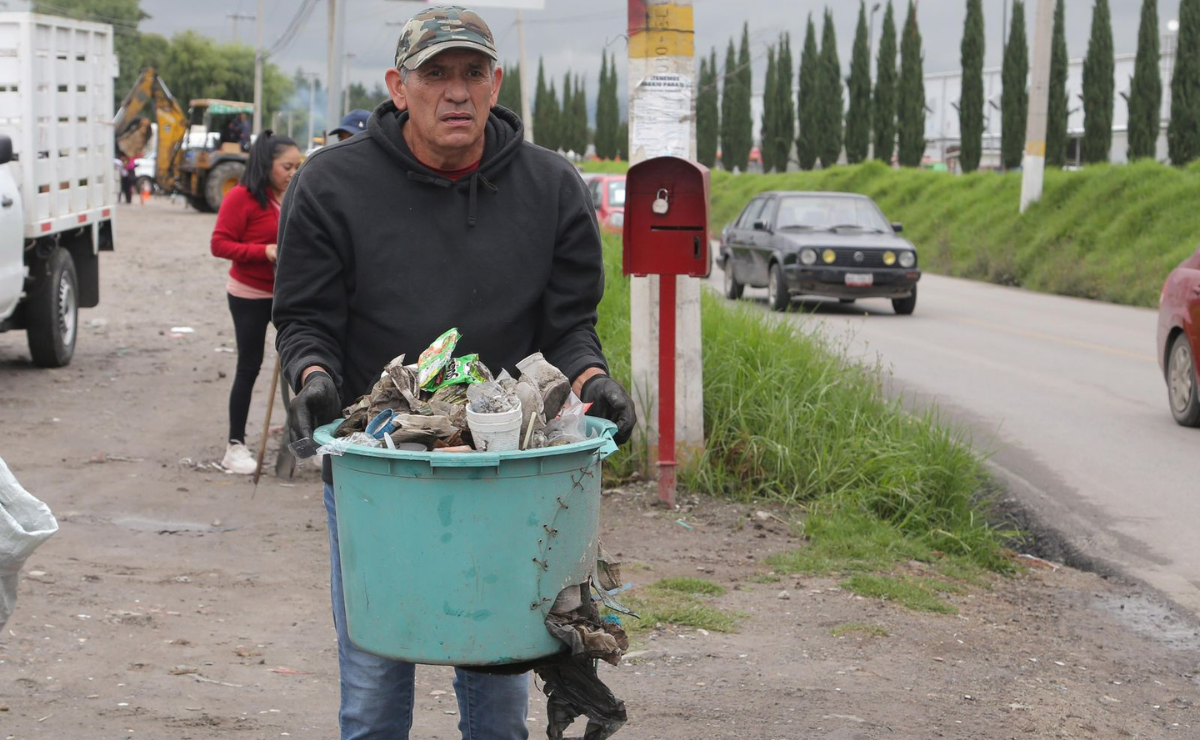 Trabajando por un Otzolotepec más seguro y limpio. Así fue la jornada donde se eliminaron 34 toneladas de basura del Río Lerma, vital para protegernos de las lluvias. Foto: Especial