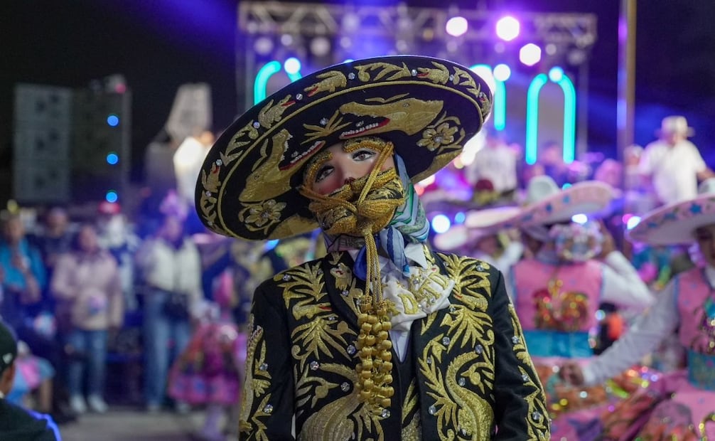 Con bordados artesanales y máscaras de cera, las comparsas representan la historia y el arte de los barrios del oriente mexiquense. Foto Especial