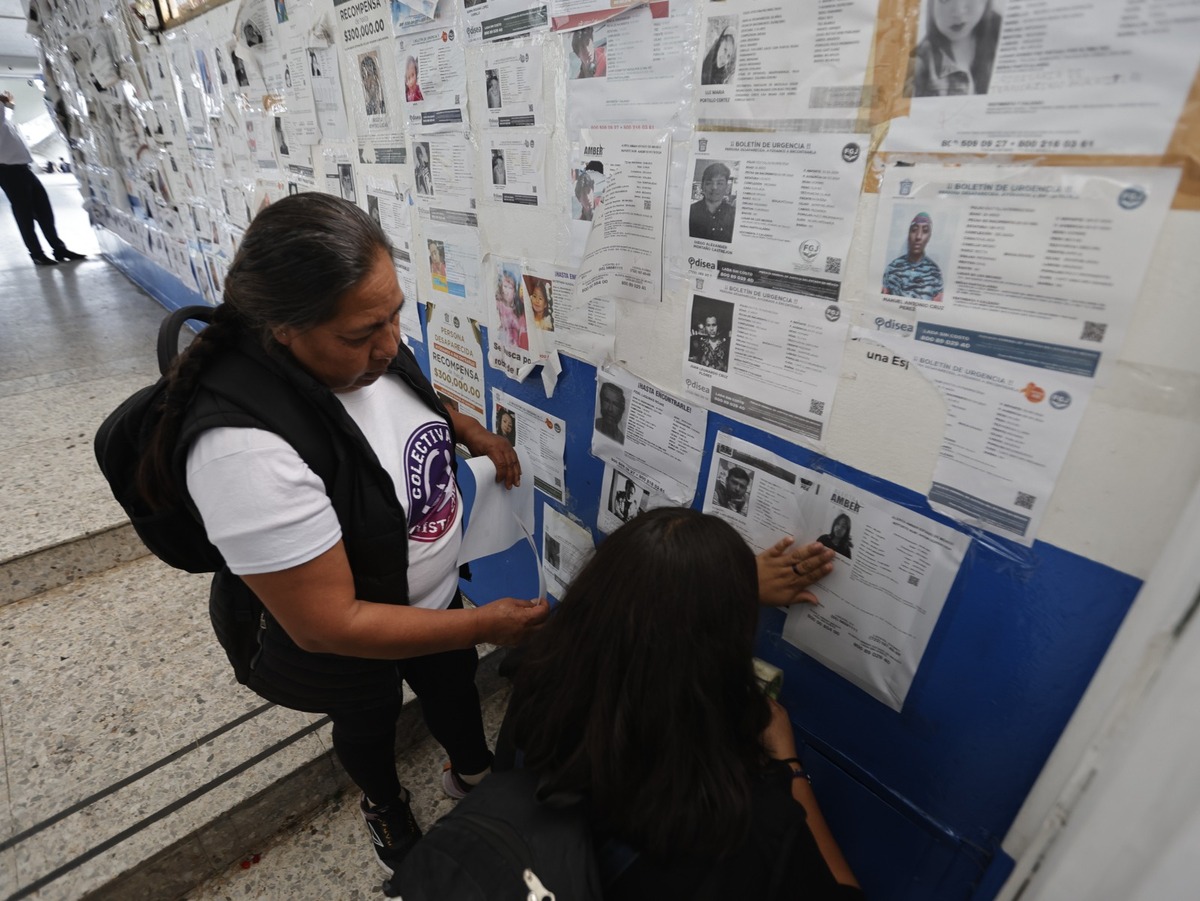 Madres de personas desaparecidas en el Estado de México, buscan a sus hijos y colocan carteles con fotos y datos en la Terminal de Autobuses de Toluca.