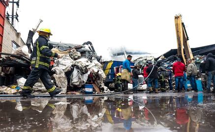 Rayo provoca incendio en bodega de reciclaje en Atizapán de Zaragoza