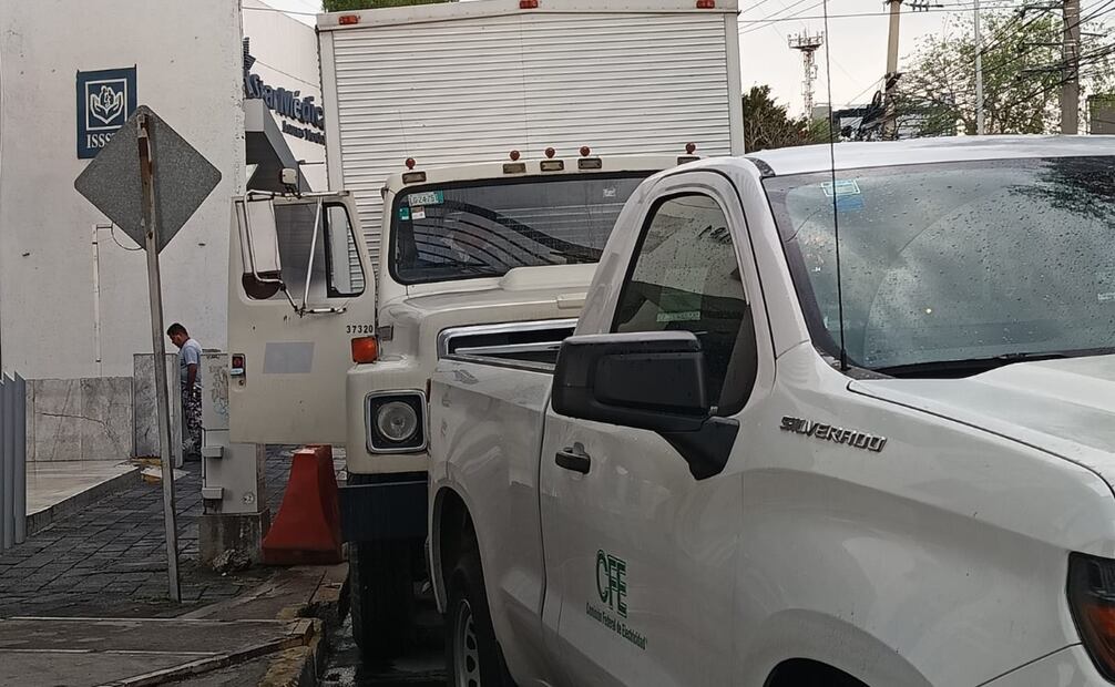 Personal de la CFE trabajó a marchas forzadas para restablecer el suministro eléctrico en la clínica del ISSSTE Naucalpan. Foto Gisela González / El Universal