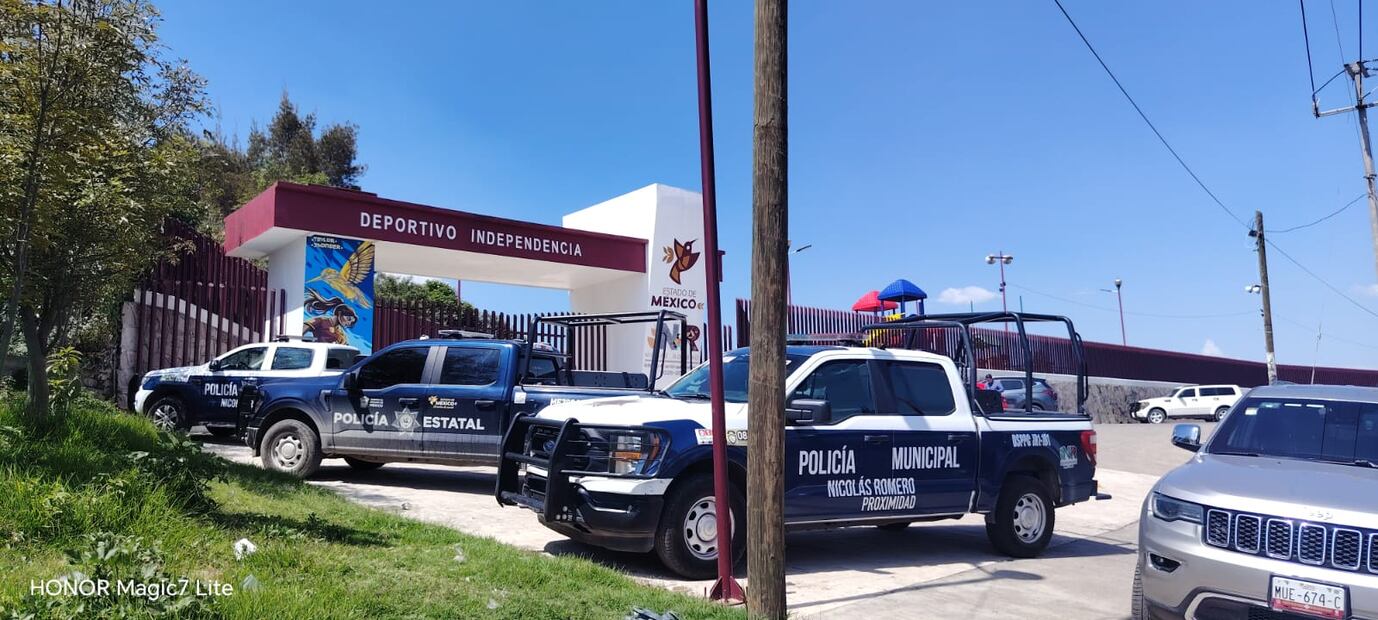 Los asistentes al partido de futbol corrieron al escuchar las detonaciones. Mientras la víctima se desvaneció tras recibir los impactos. Foto: especial