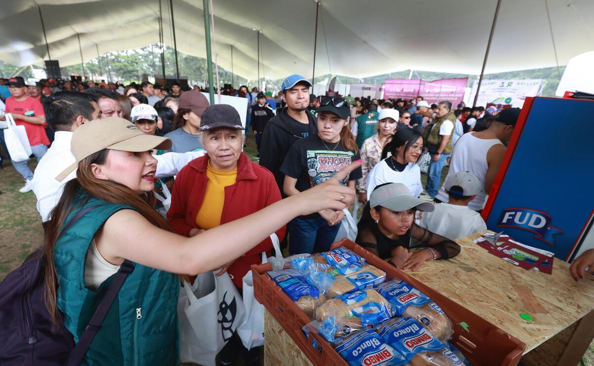 Las familias se sumaron llevando distintos materiales reciclables para intercambiarlos por productos para el hogar. Foto: Alejandro Vargas / El Universal Estado de México