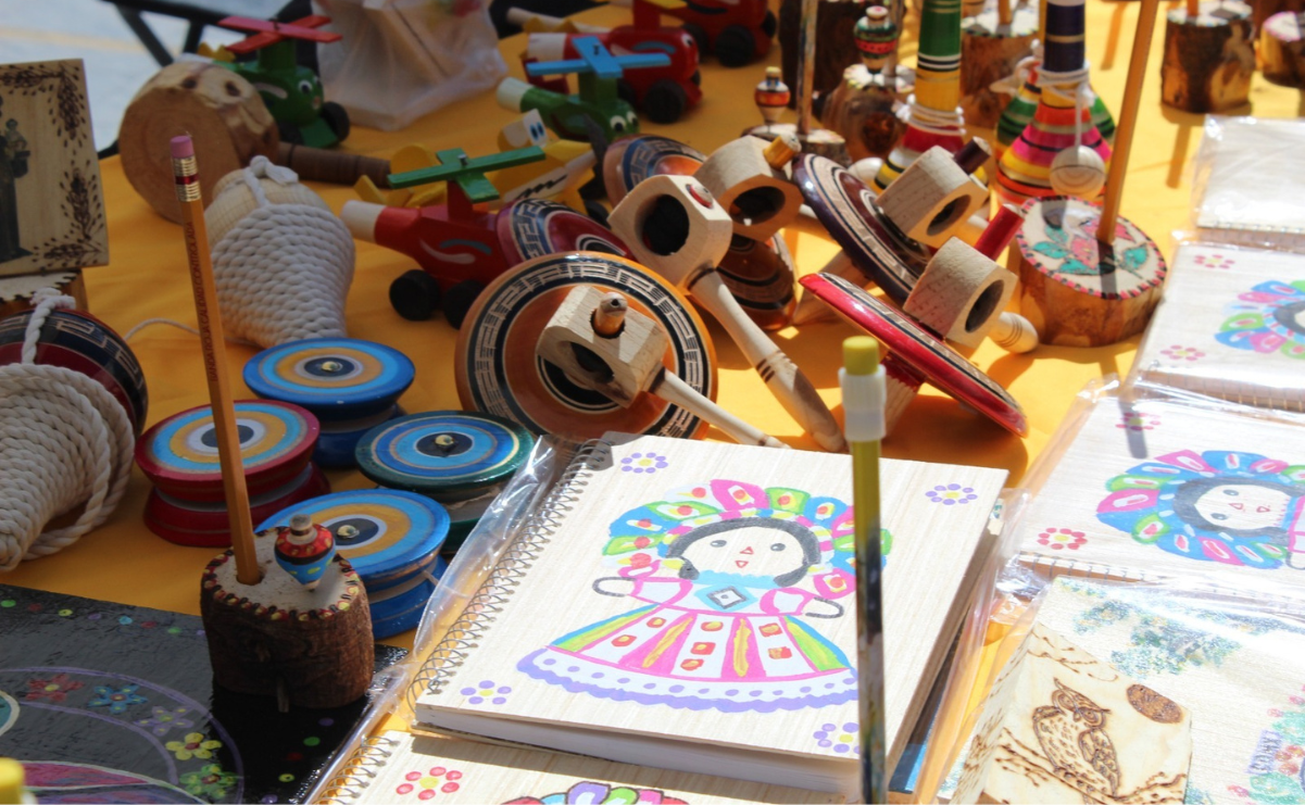 Visitantes admiran la variedad de productos artesanales y gastronómicos ofrecidos por creadores de 15 municipios en Toluca. Foto: Especial