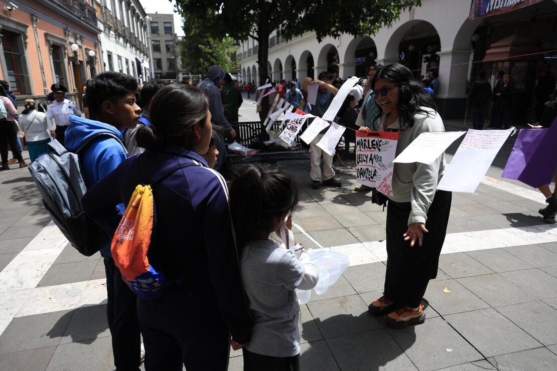 Integrantes del Colectivo No Al Tarifazo, pidieron a los usuarios del transporte público en Toluca, colocar sus opiniones sobre el servicio, en un tendedero de denuncias Foto Arturo Hernández EL UNIVERSAL