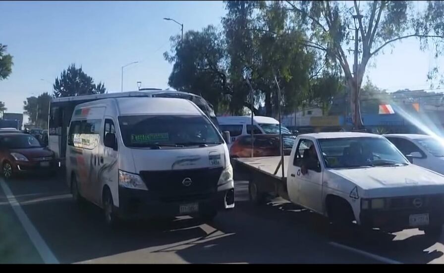 ¡Busca vías alternas! Bloqueo en la carretera federal México-Texcoco, exigen reparación de drenaje 