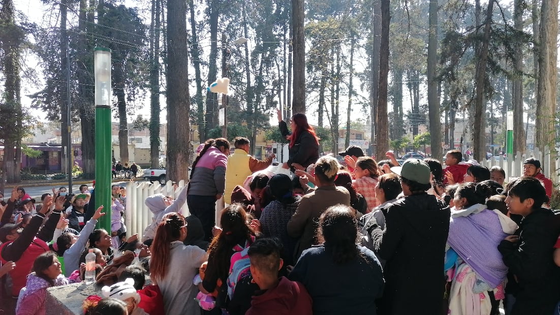 Dionicio, uno de los beneficiados, presume el juguete que recibió en la explanada tras la emotiva entrega voluntaria. Foto Especial