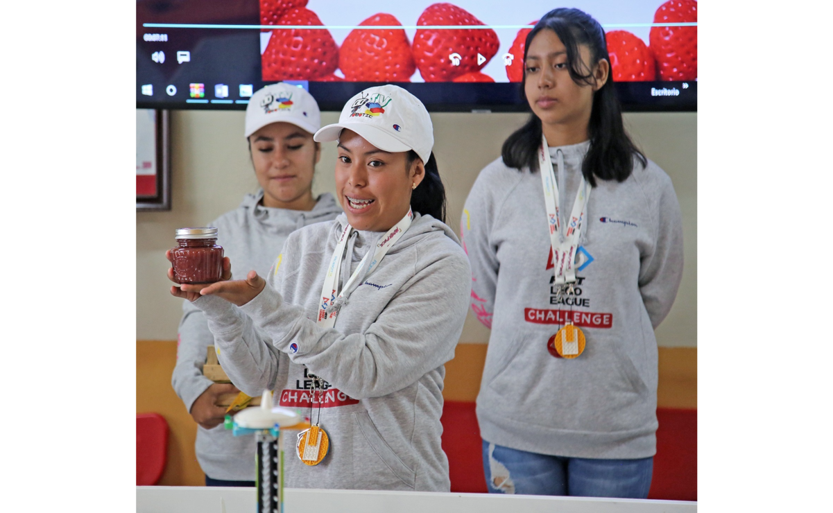 En el proyecto de emprendimiento “Fresearte” enfocado al arte culinario los alumnos realizan productos derivados de la fresa. Foto: Especial