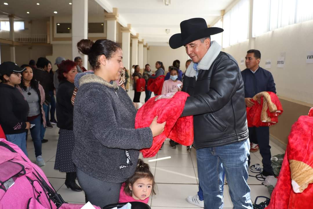 El gobierno municipal de Jiquipilco ha iniciado la entrega de cobijas en algunas comunidades. Foto Especial