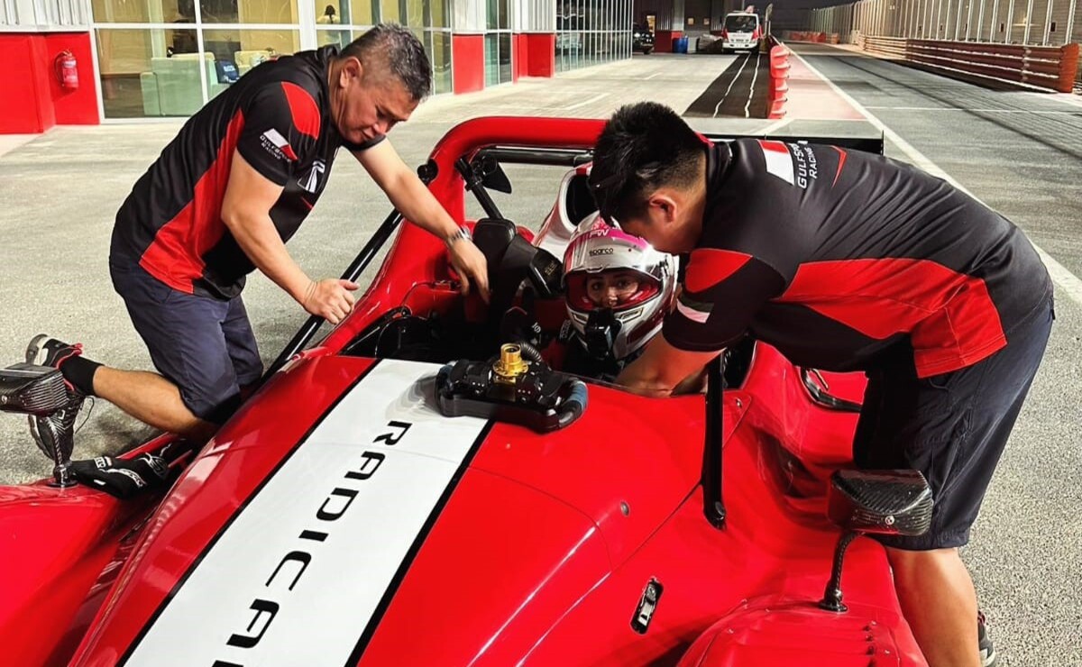 Karla Villanueva desea aportar su granito de arena para abrir el camino a las mujeres en el automovilismo femenil / Foto Especial