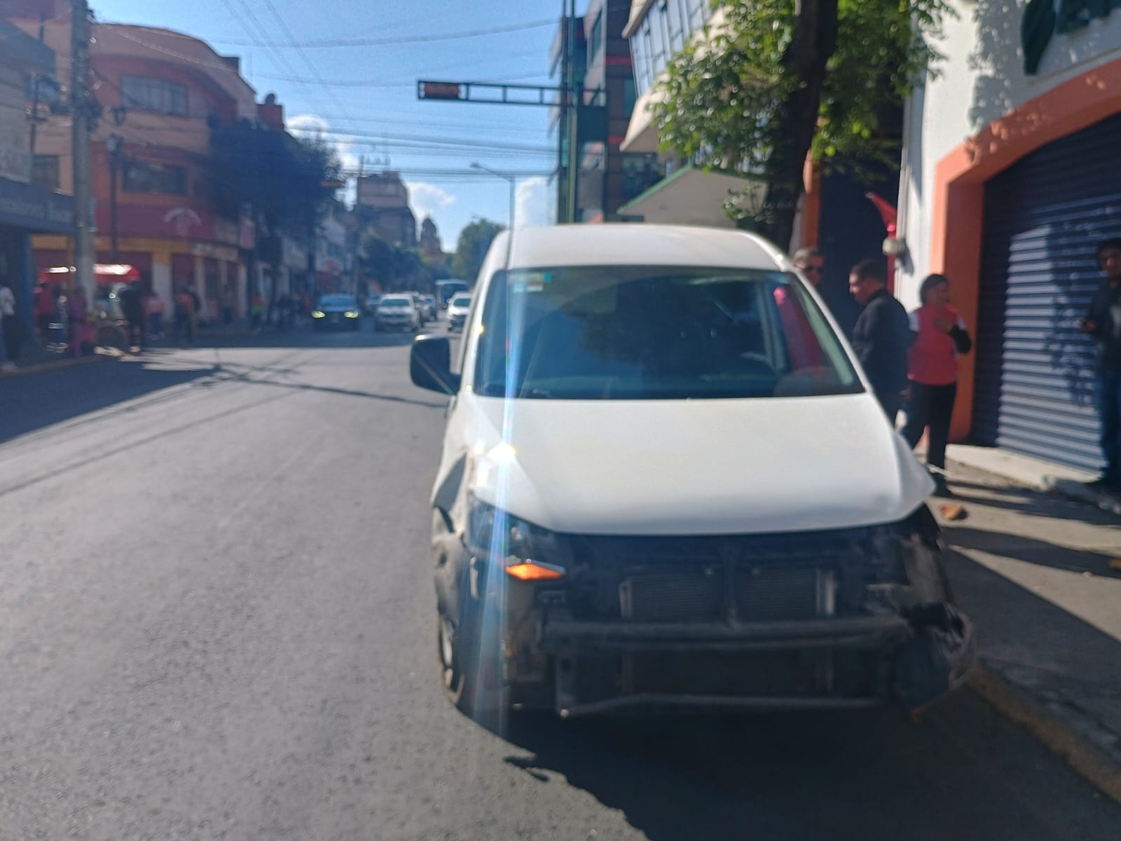 Una mujer de 52 años y un joven de 21 años resultaron lesionados y fueron atendidos por servicios de emergencia. Foto Especial