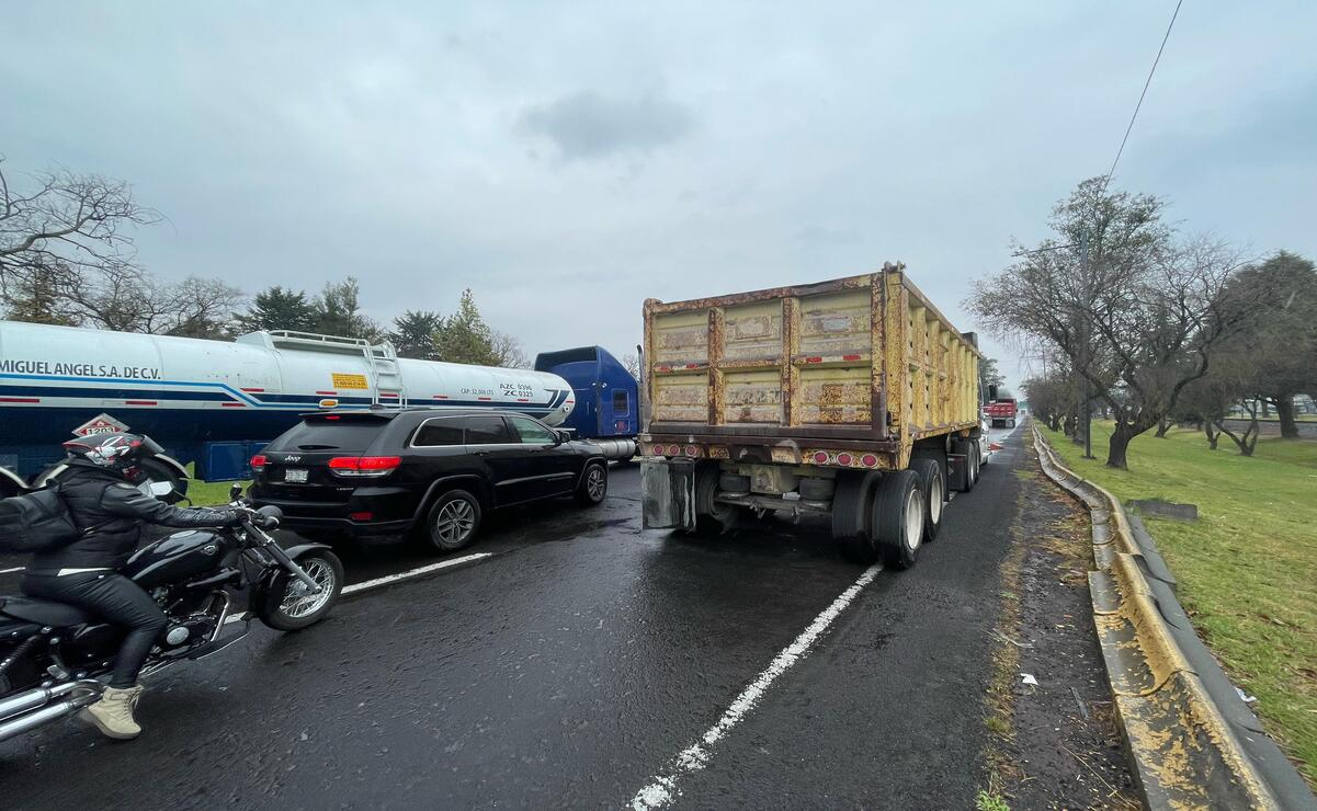 Fuerte congestionamiento en Paseo Tollocan por bloqueo de transportistas