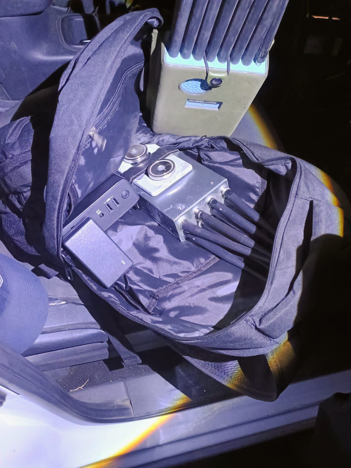 Los elementos de la policía municipal de Tepotzotlán hallaron al chofer y fueron paramédicos de protección civil quienes le brindaron primeros auxilios. Foto: especial