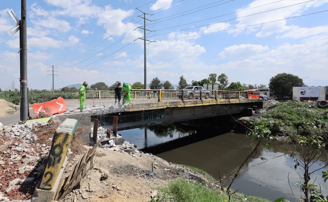 Elementos de la SICT inician la demolición y preparación de terracerías detrás de la Universidad Tecnológica de Nezahualcóyotl (UTN). Foto Especial
