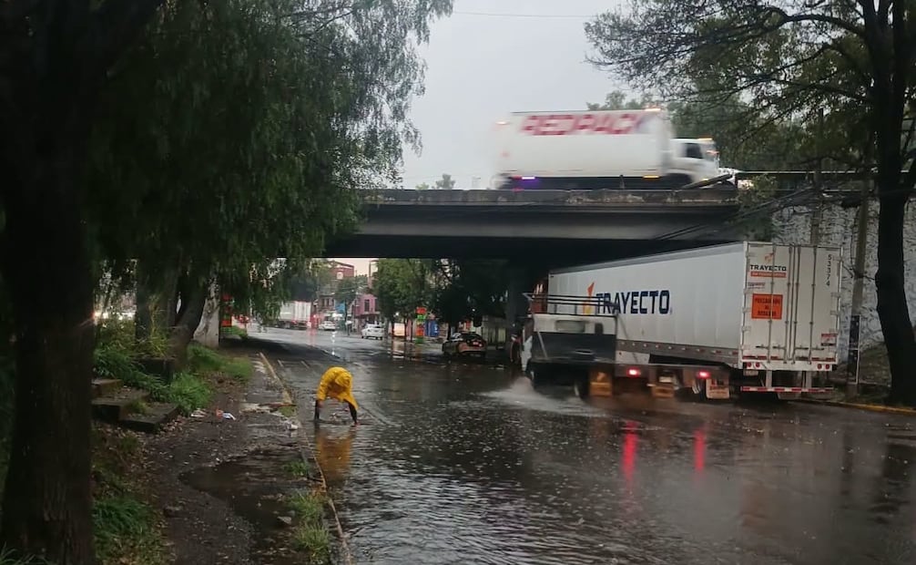 Personal del Organismo de Agua en Tlalnepantla implementó labores de desazolve y apertura de rejillas para acelerar el desalojo de agua acumulada. Foto Especial
