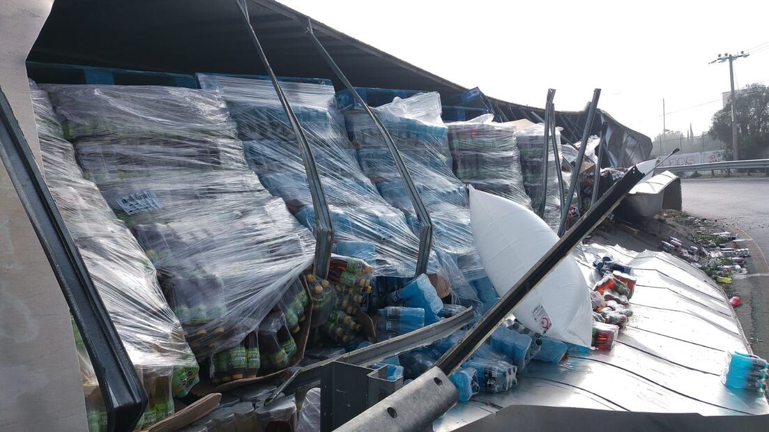 Grúas realizan maniobras de levantamiento mientras el tráfico hacia la Central de Abasto permanece detenido. Foto Especial