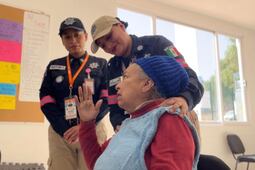 Policía de Tepotzotlán auxilia a adulta mayor para trasladar a su perro al veterinario