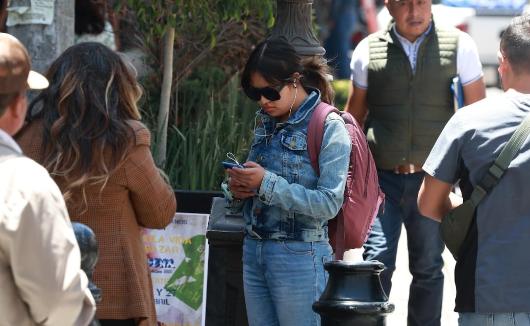 Padres de familia consideran necesario regular el uso de dispositivos móviles en los planteles educativos. Alejandro Vargas /El Universal