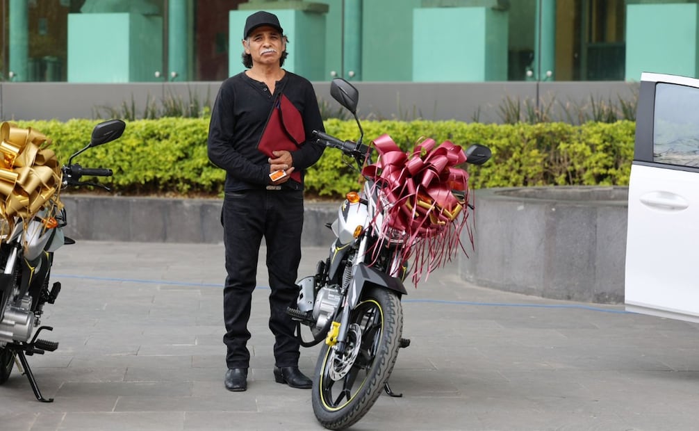 Ganadores de las motocicletas Italika 2026 celebran el beneficio de ser contribuyentes cumplidos en Chimalhuacán. Foto Especial