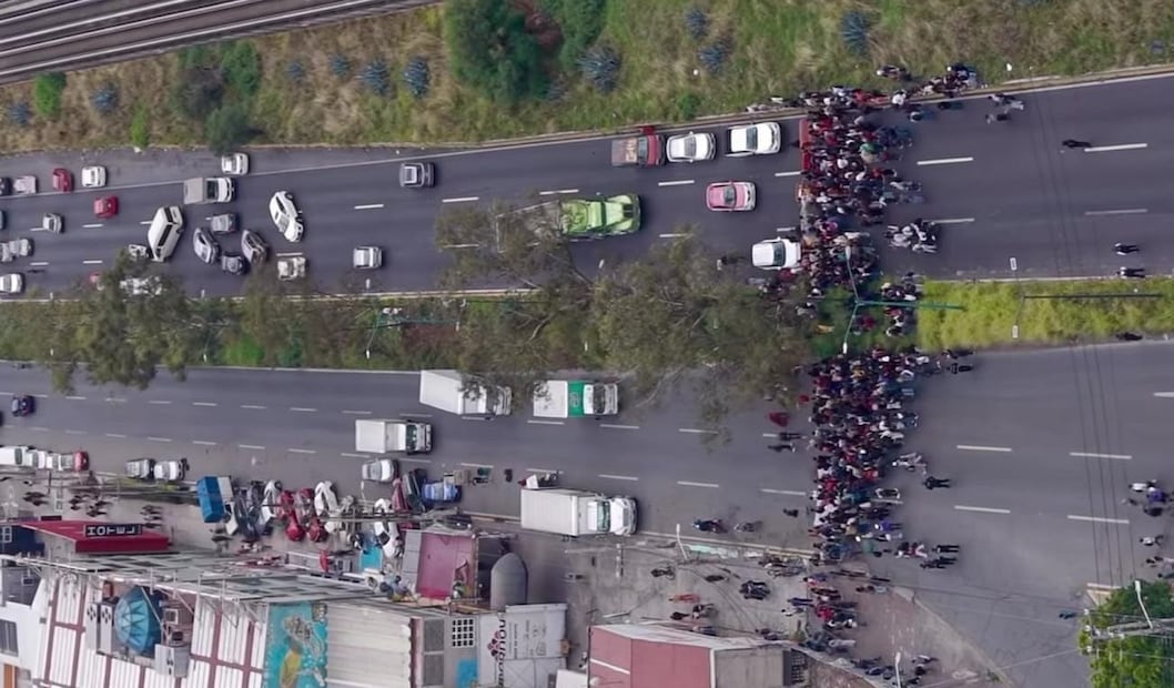 Cerca de 400 integrantes de la Asamblea Estudiantil de la FES Aragón se movilizaron hacia la avenida Central. Foto Especial