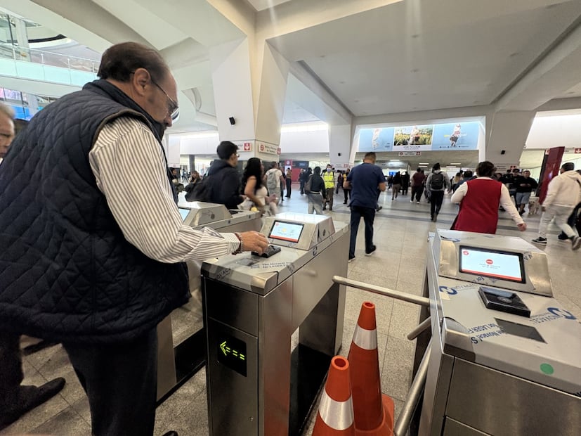 Los nuevos torniquetes fueron instalados en la salida de la estación Buenavista. Foto. Especial