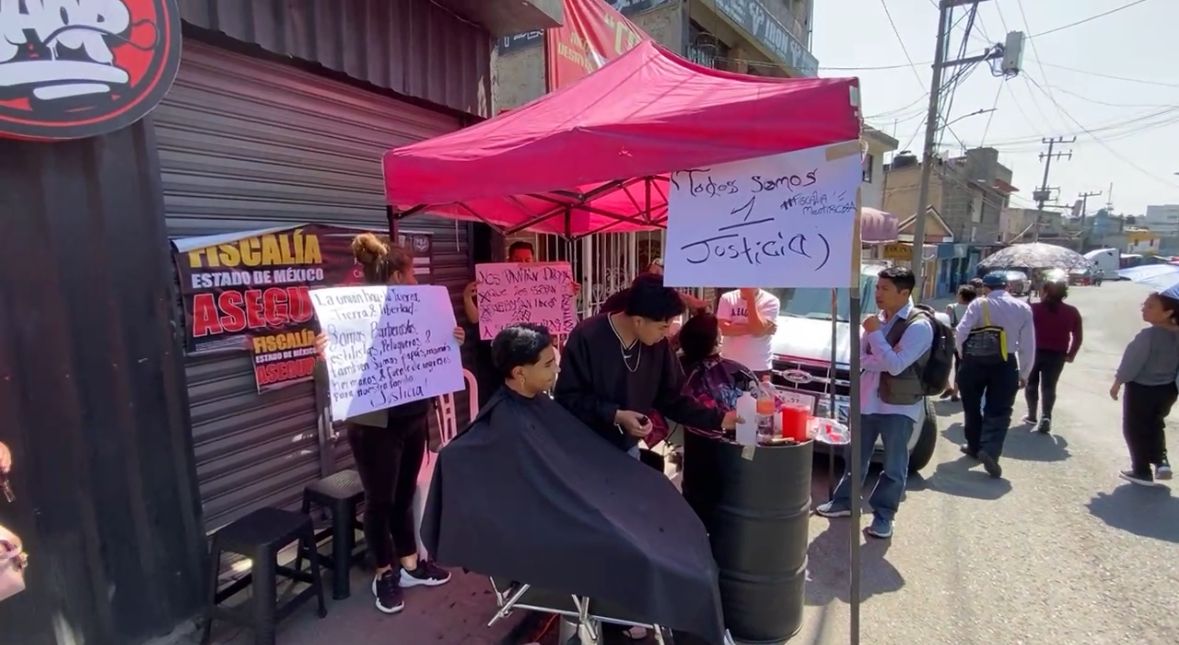 Barberos de Nicolás Romero se instalaron en la calle para ofrecer sus servicios y protestar contra la clausura de sus negocios tras el operativo "Atarraya". Foto Especial