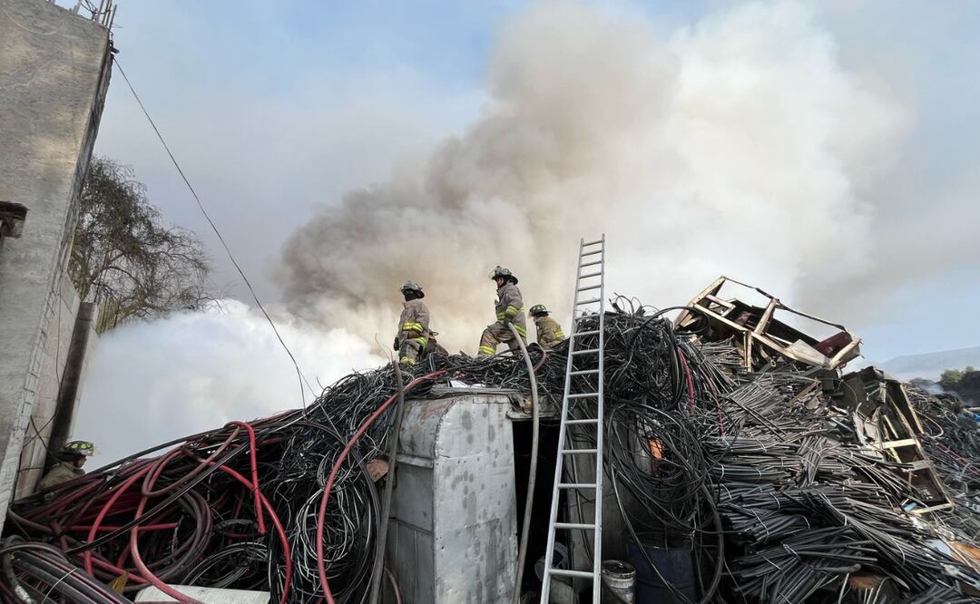 Brigadistas de diversas dependencias trabajaron arduamente para sofocar el incendio en Xonacatlán, Edomex. Foto: Karen Aldama