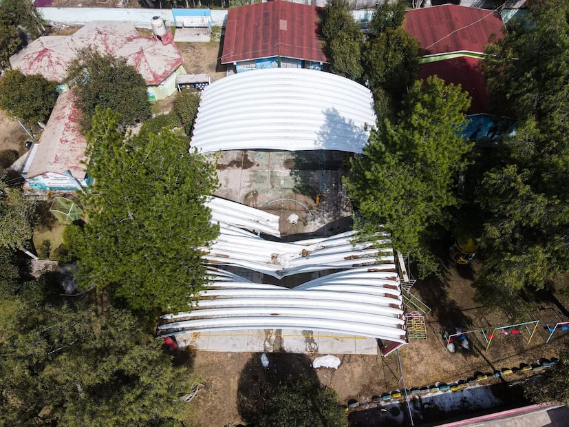 Personal de Servicios Públicos y Bomberos trabajan, además de la escuela, en el despeje de vialidades y apoyo a las 13 viviendas particulares afectadas. Foto Especial