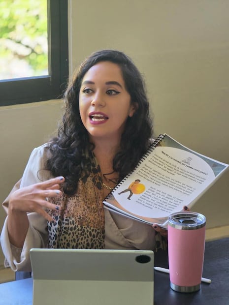 Karla Colín Maya, integrante del CPC, presenta el proyecto que busca transformar la crianza positiva en una herramienta anticorrupción. Foto Especial