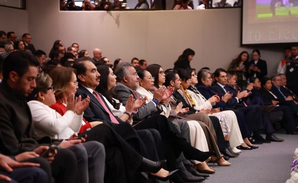 Autoridades estatales y electorales encabezan la ceremonia cívica y Sesión Solemne de inicio del Proceso Electoral 2026-2027 en Toluca. Foto Alejandro Vargas / El Universal