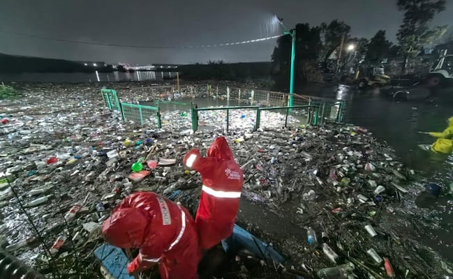 Previenen escurrimientos: Retiran basura de la presa El Ángulo y reducen acumulación de agua 
