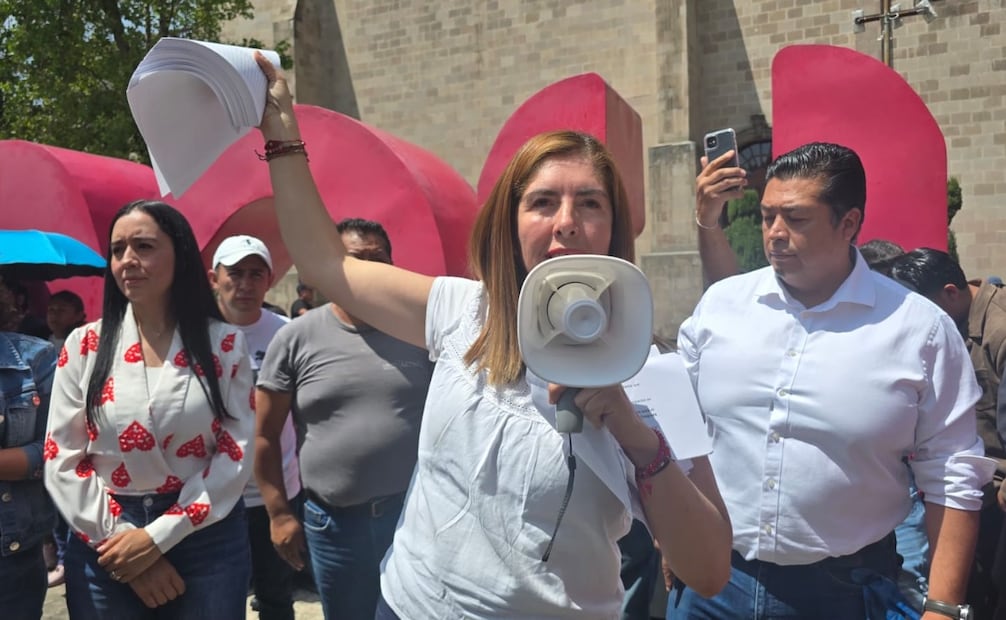 La priista Melissa Vargas Camacho encabezó la entrega de más de 8,500 firmas dirigidas a la regidora Shantall Zepeda Escobar. Foto Alma Rodríguez / El Universal