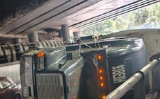 Vuelca tráiler en bajo puente de Periférico Norte y afecta la circulación en Naucalpan