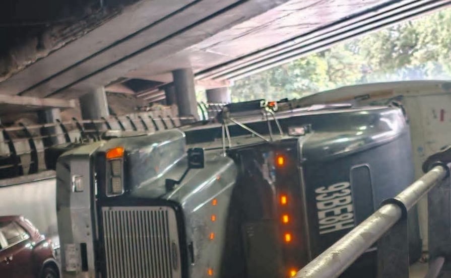 Vuelca tráiler en bajo puente de Periférico Norte y afecta la circulación en Naucalpan