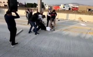 Choque y golpes en la México-Puebla: protestas por un bachillerato terminan en batalla campal