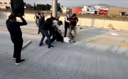 Choque y golpes en la México-Puebla: protestas por un bachillerato terminan en batalla campal