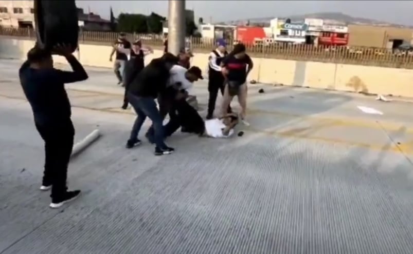 Choque y golpes en la México-Puebla: protestas por un bachillerato terminan en batalla campal