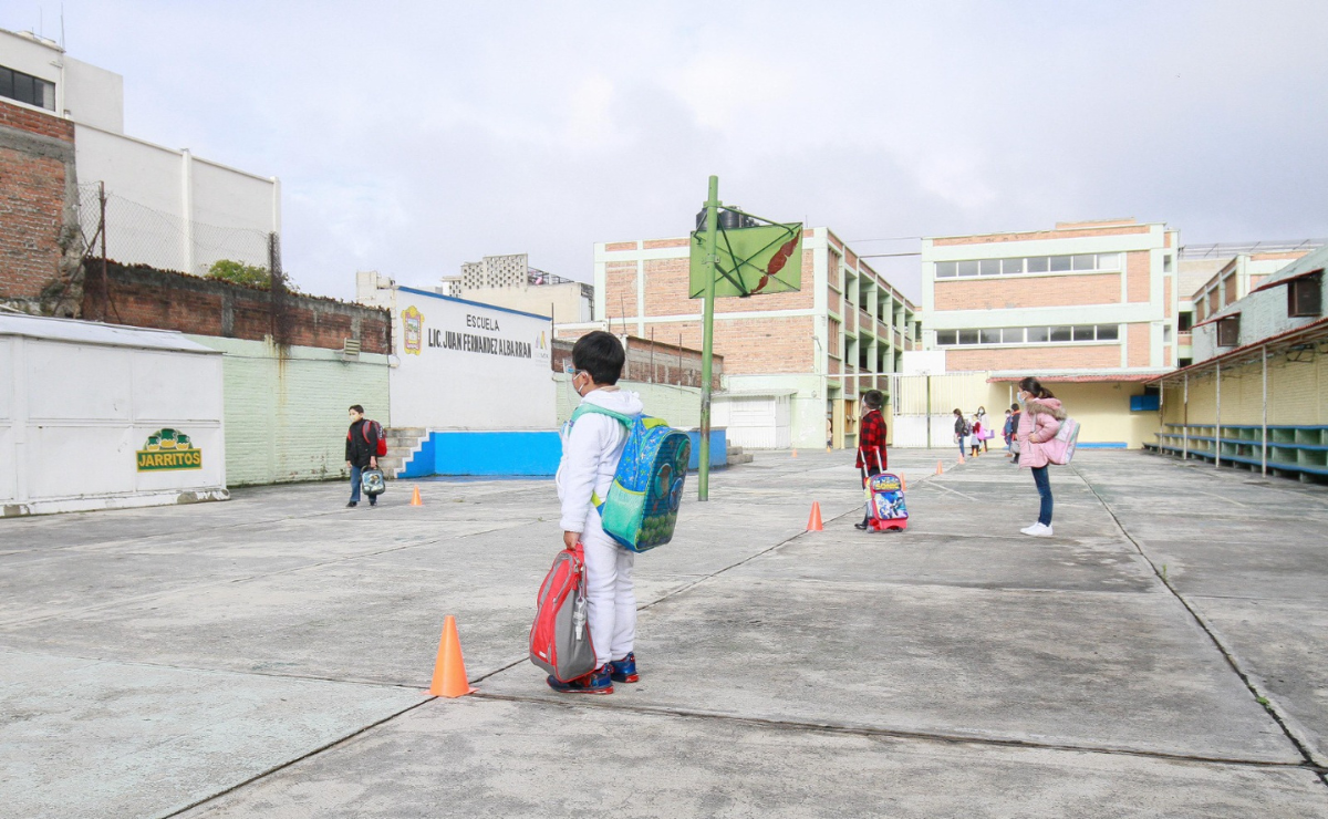Toluca se prepara para implementar el Operativo Mochila en enero. ¿Qué opinas sobre esta medida de seguridad en las escuelas? Foto: Alejandro Vargas