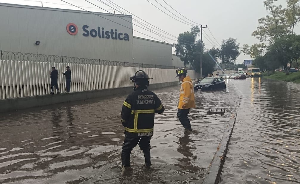 Varios vehículos particulares quedaron varados y cubiertos por el agua sobre la avenida Lagos debido a los severos encharcamientos. Foto Especial
