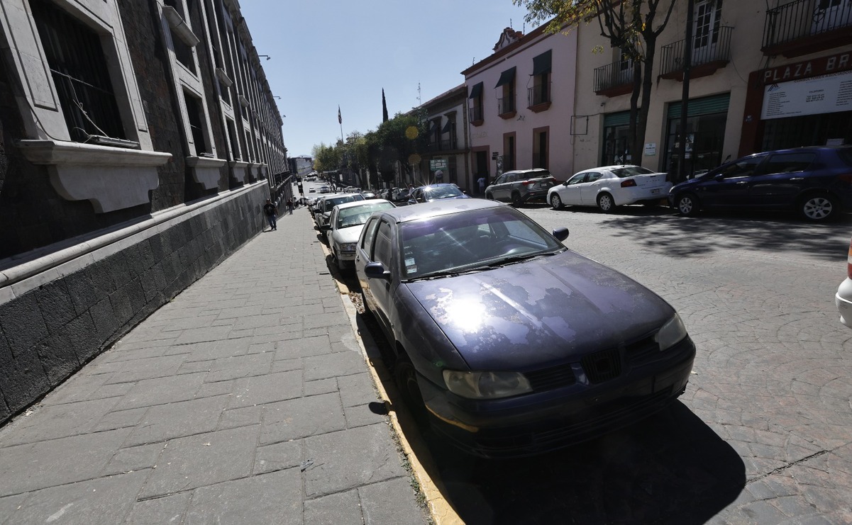 Vehículos estacionados en zona prohibida en las inmediaciones del Palacio de Gobierno de Toluca, México, a pesar de las señales de 'No Estacionarse / Foto: Jorge Alvarado
