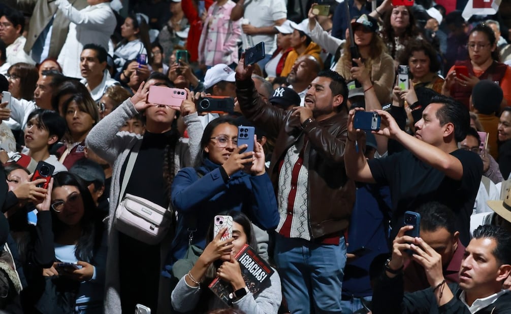 Ciudadanos acudieron al Parque Metropolitano Bicentenario para acompañar a la presidenta Claudia Sheinbaum durante su mensaje. Foto Alejandro Vargas / El Universal