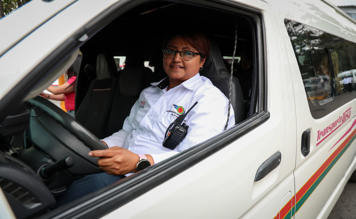 Luisa, Hortensia, Ivonne, Nadia y Ana, son operadores del transporte exclusivo para mujeres / Foto Luis Camacho
