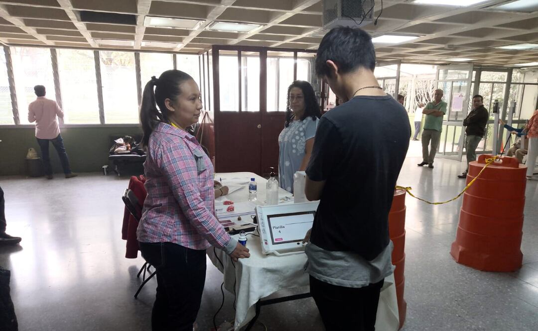 Ciudadanos de Naucalpan votan con urnas electrónicas en elecciones vecinales. Foto: Rebeca Jiménez