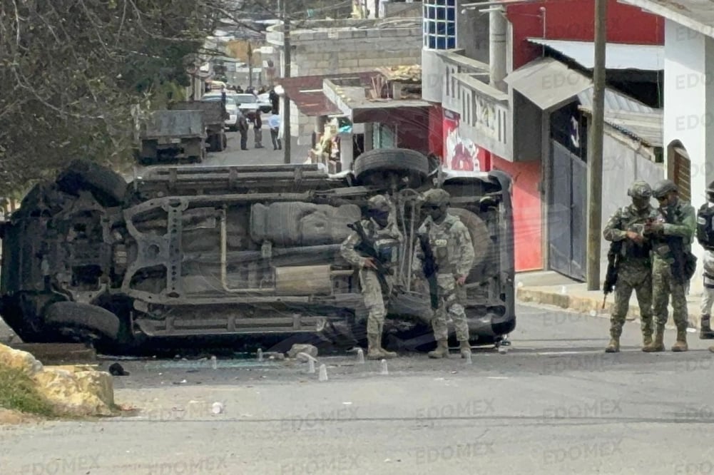 La patrulla 055 quedó retenida y vandalizada por pobladores y presuntos taladores ilegales. Foto Alejandro Vargas / El Universal Edomex