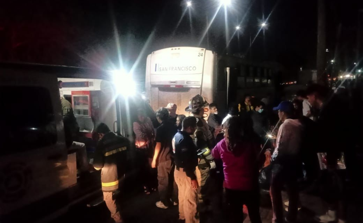 Escena del impacto: Autobús de pasajeros colisiona con tráiler en la México-Puebla, dejando múltiples heridos. Foto: Especial
