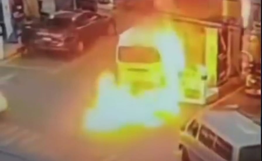 Hombre incendia Urvan en gasolinera de Tlalnepantla